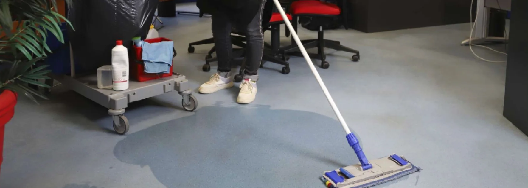 Équipe d'une agence de propreté en intervention – Malo Nettoyage