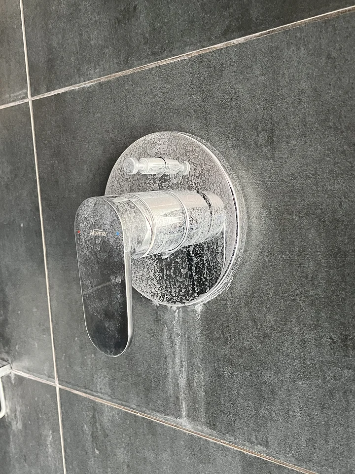 Robinet de douche recouvert de calcaire