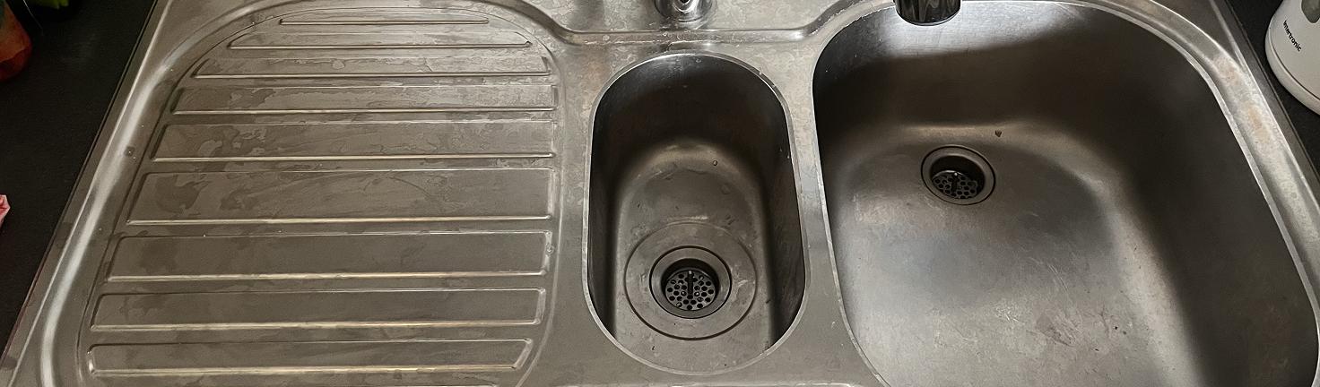 Lavabo sale avec traces de calcaire, liquide vaisselle et huile