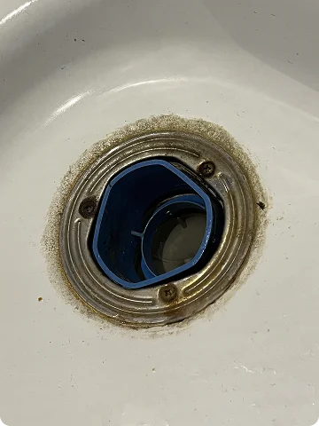 Robinet de douche recouvert de calcaire