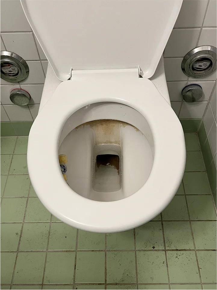 Calcaire sur robinet de salle de bain avant nettoyage fin de bail