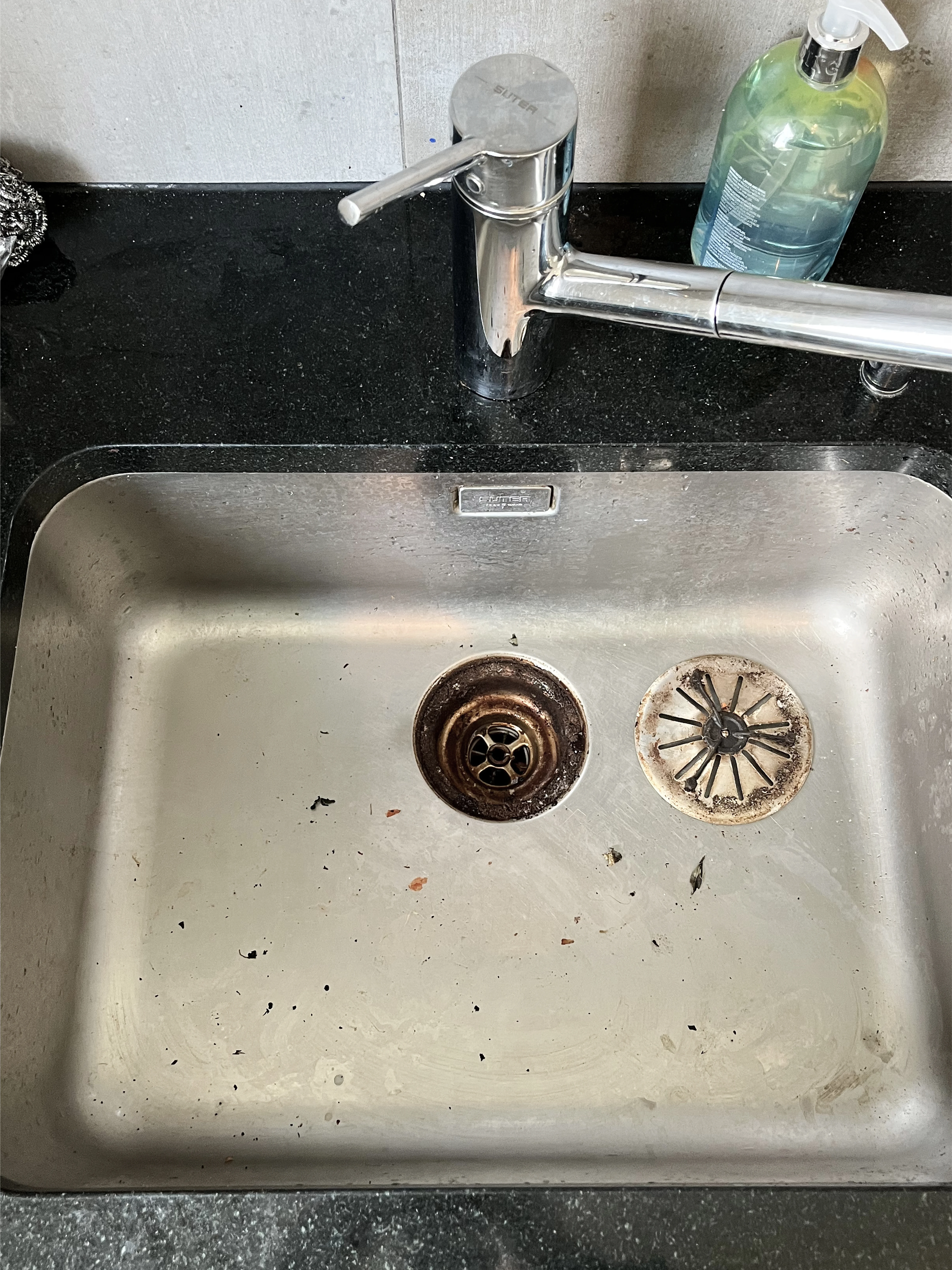 Robinet de douche recouvert de calcaire