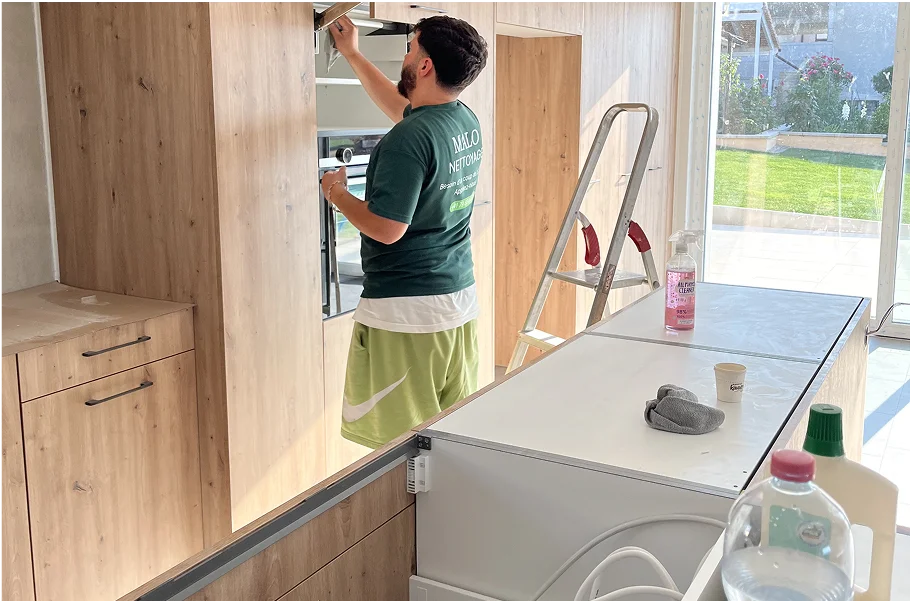Employé passant une monobrosse sur un sol de chantier