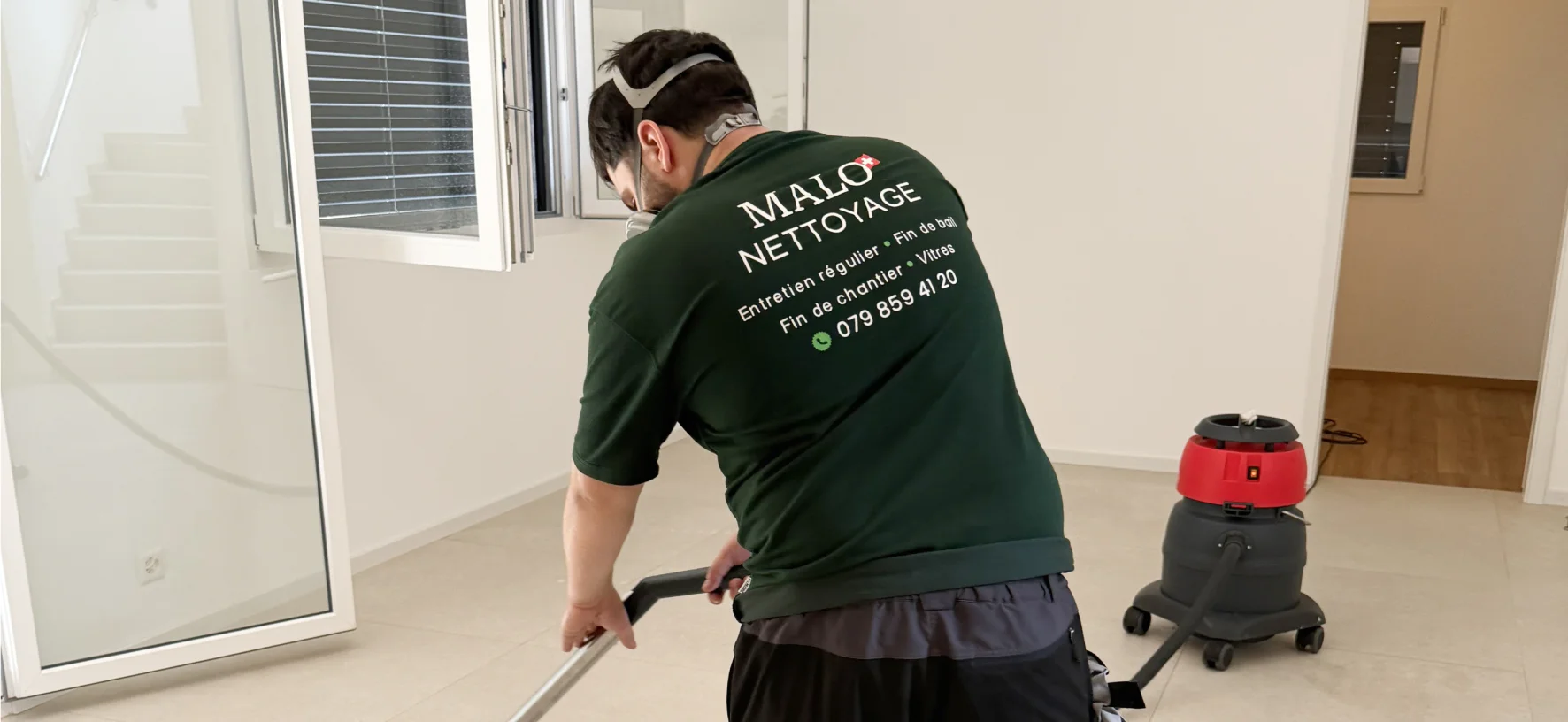 Membre de l'équipe de Malo Nettoyage en train de nettoyer un espace après travaux