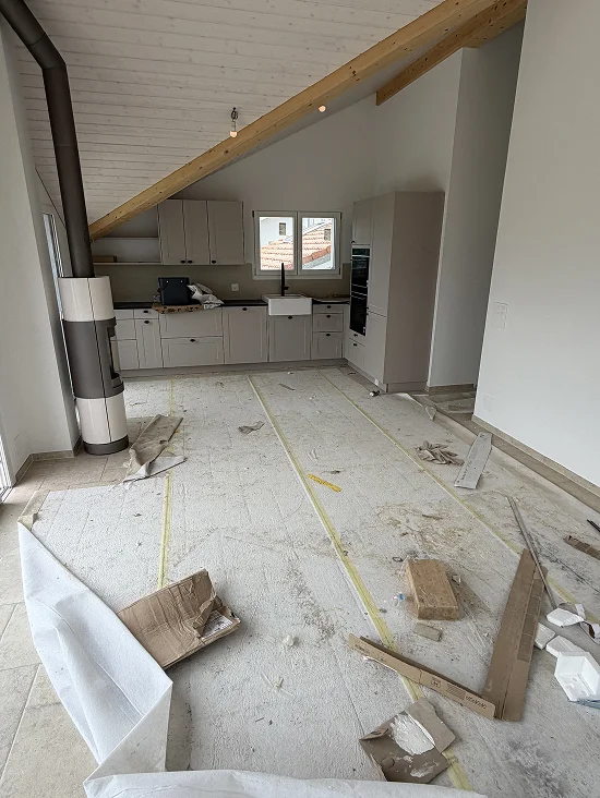 Vue avant travaux d'une salle de bain sale et négligée, avec un sol et un receveur de douche encrassés.