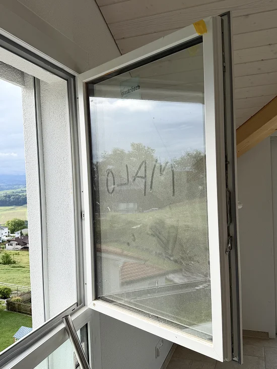Vitre avec traces de calcaire et de doigts avant nettoyage
